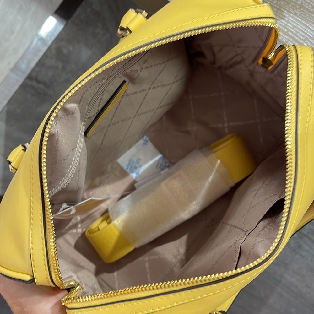 Michael Kors med Duffel Travel Leather/Coated
35S2GTFU2B
DAFFODIL
MD DUFFLE
NWT - Picture 14 of 16